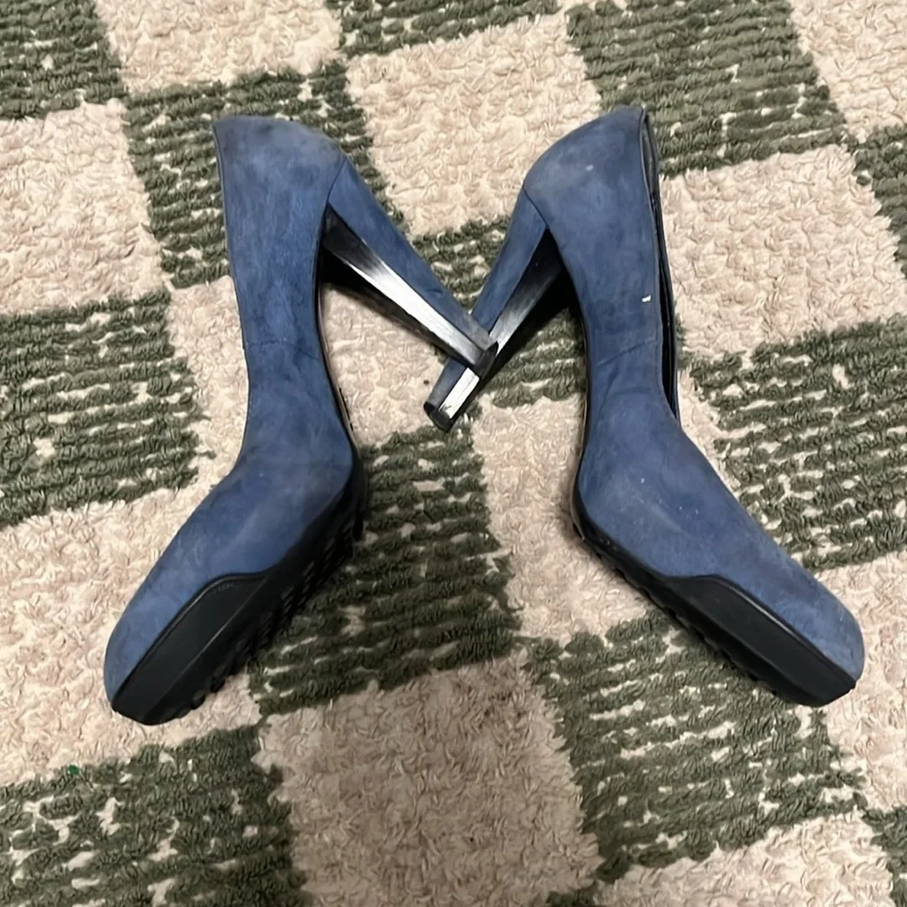 Tod’s blue suede pumps